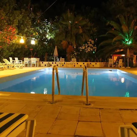 Bayrakli Hotel *